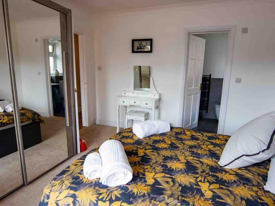 1 Bedroom Self Contained Apartment In Christchurch Winkton Dış mekan fotoğraf